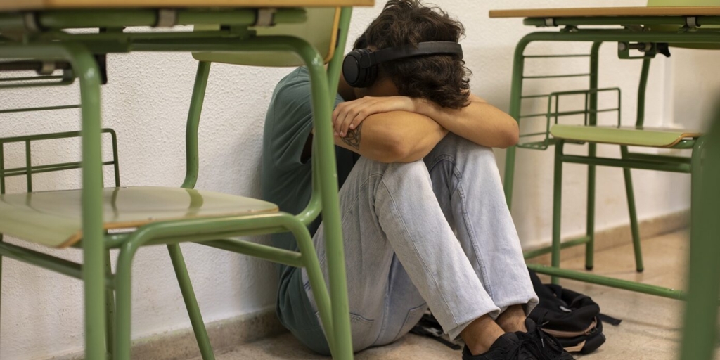 adolescente-triste-na-escola-tiro-completo