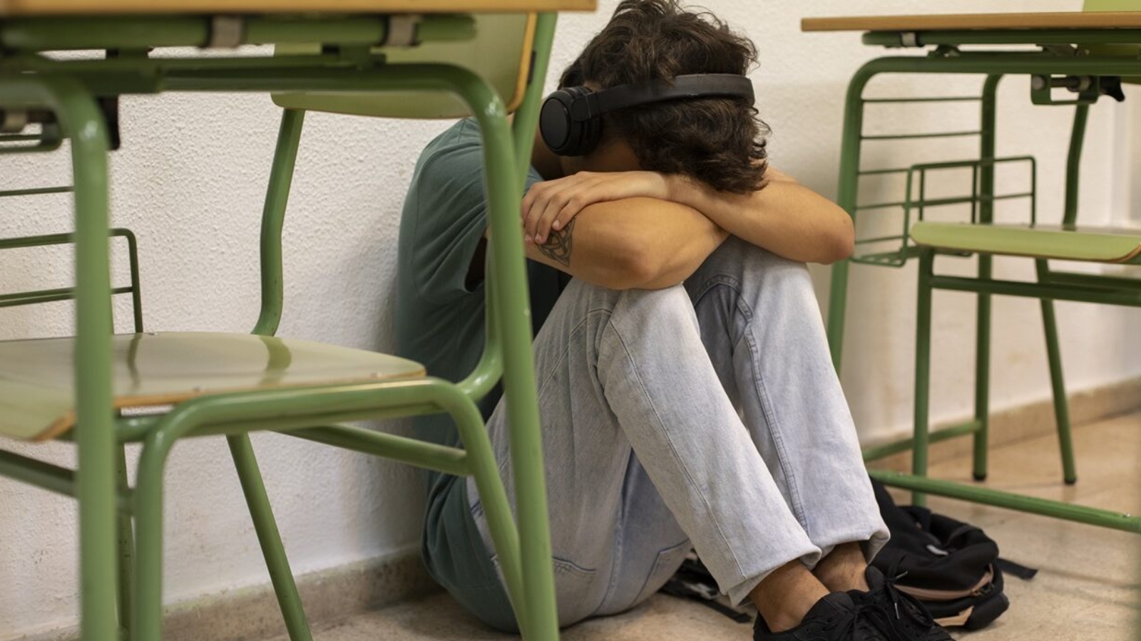 adolescente-triste-na-escola-tiro-completo